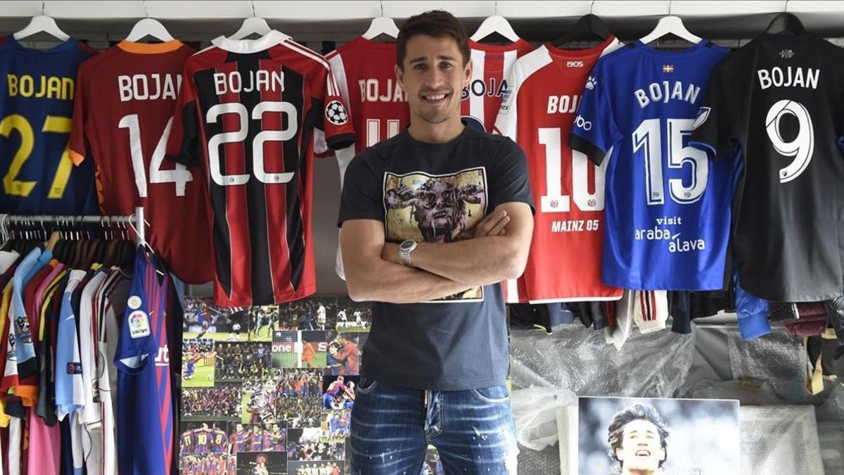 Bojan Krkic posa con las ocho camisetas que ha lucido como profesional en la sala donde guarda todos sus recuerdos futbolísticos.