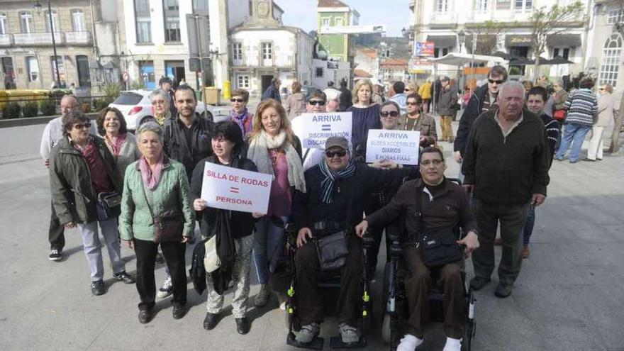 Protesta de usuarios del transporte interurbano con movilidad reducida en la parada de Betanzos.