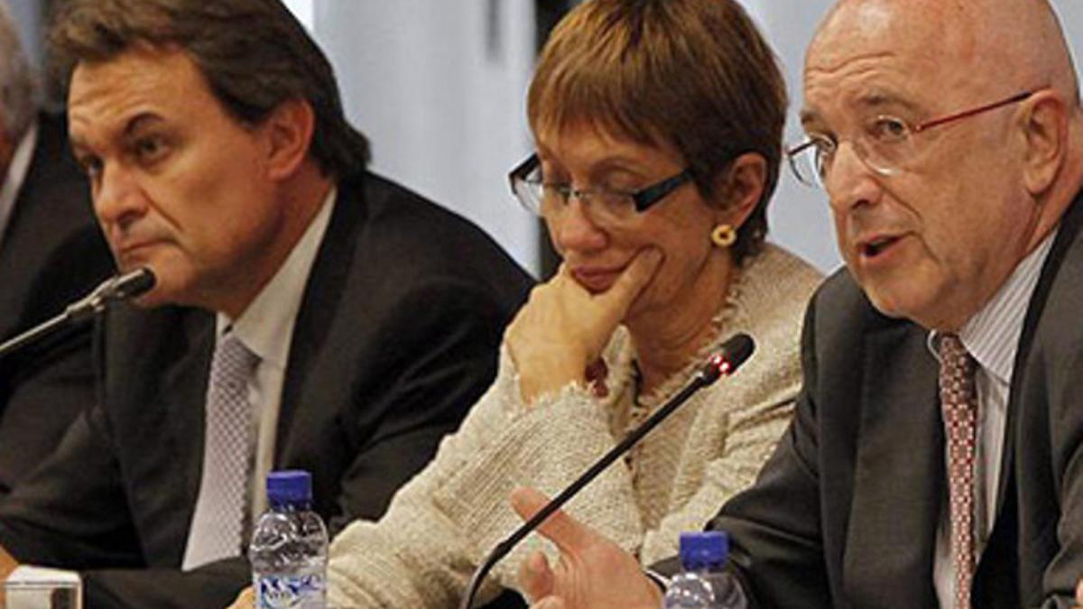 El presidente de la Generalitat, Artur Mas; la directora general de Esade, Eugenia Bieto, y el vicepresidente de la CE, Joaquín Almunia.