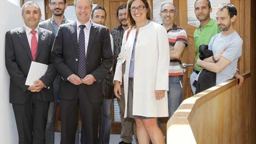 José Antonio Vilán y Salustiano Mato con los representantes de los departamentos implicados. // Lores
