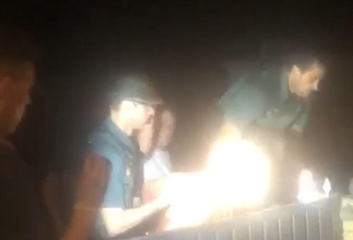 La Guardia Civil traslada al detenido al que un vecino apunta con linterna del móvil.