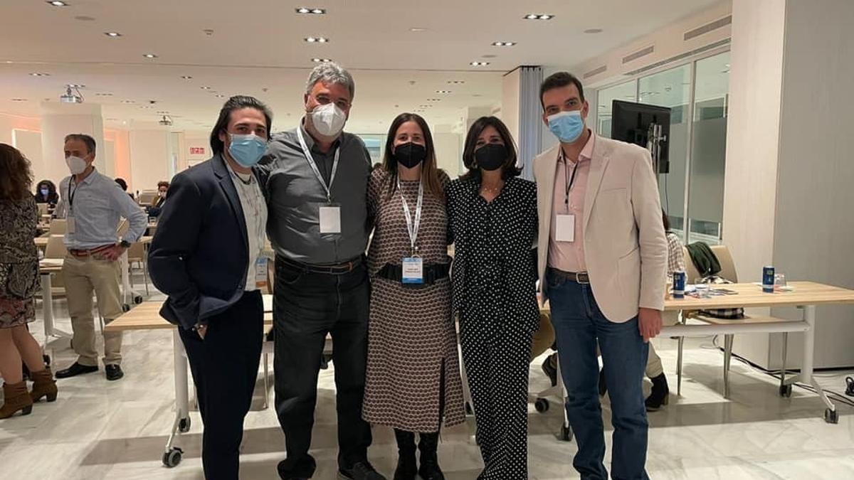 Los enfermeros premiados, junto a otros representantes de la Samiuc.