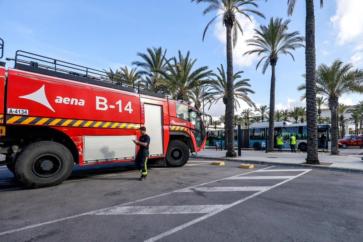 Los bomberos, durante la intervención este mediodía junto al autobús averiado en el aeropuerto.