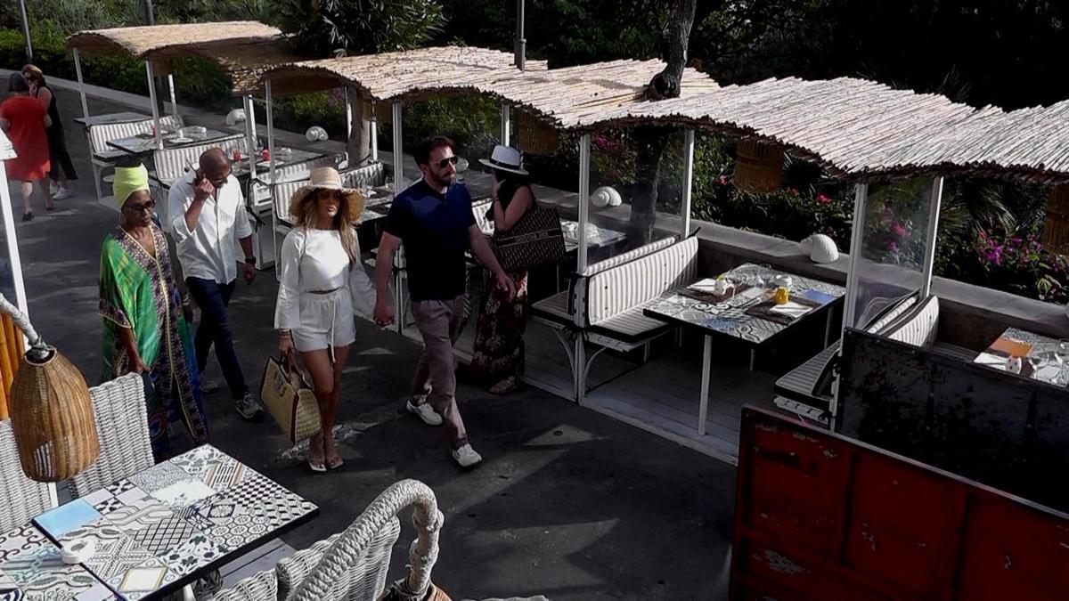 Jennifer Lopez y Ben Affleck pasean de la mano por la isla de Capri.