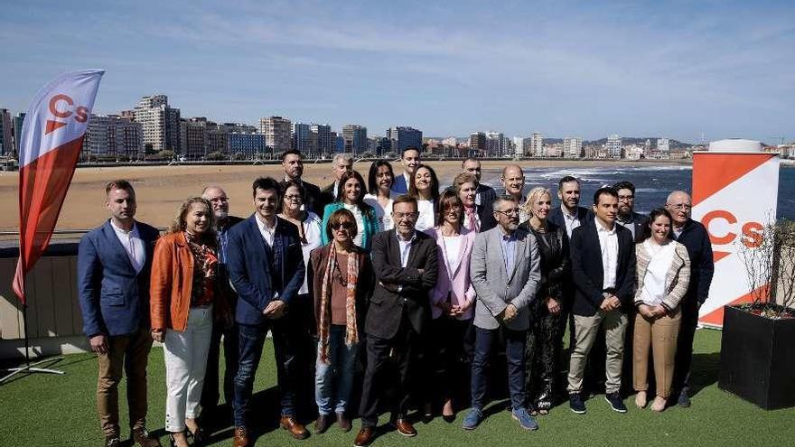 Juan Vázquez, ayer, junto los a integrantes de la candidatura municipal de Ciudadanos en Gijón.