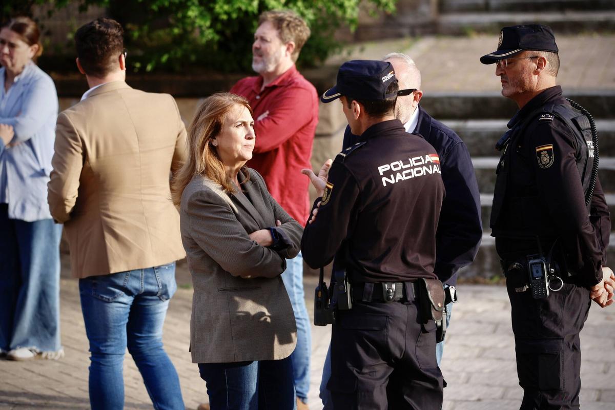 Ana López conversa con un agente de Policía Nacional este lunes en la plaza de la Juventud, en la concentración por el asesinato machista.