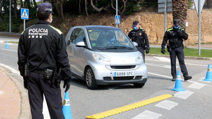 Agents de policia local en un control.