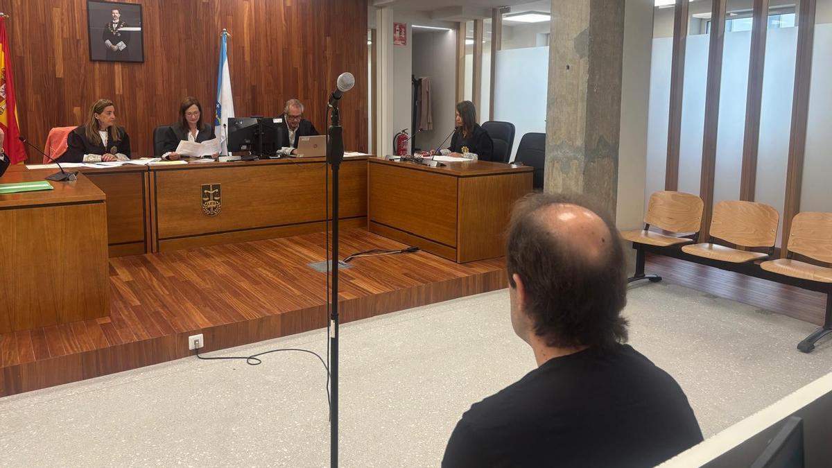 El acusado, en la vista celebrada en la Audiencia de Vigo.