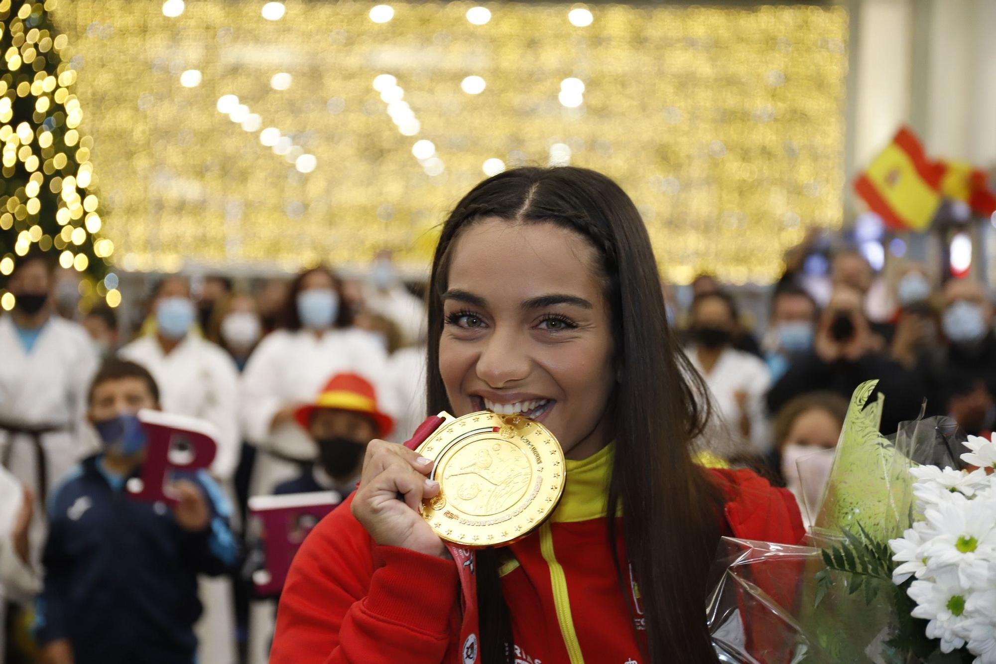 María Torres ya está en Málaga con su oro mundial en kárate