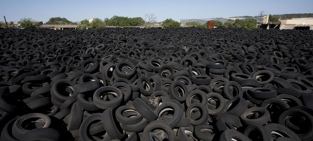 Cementerio de neumáticos en Chiva.