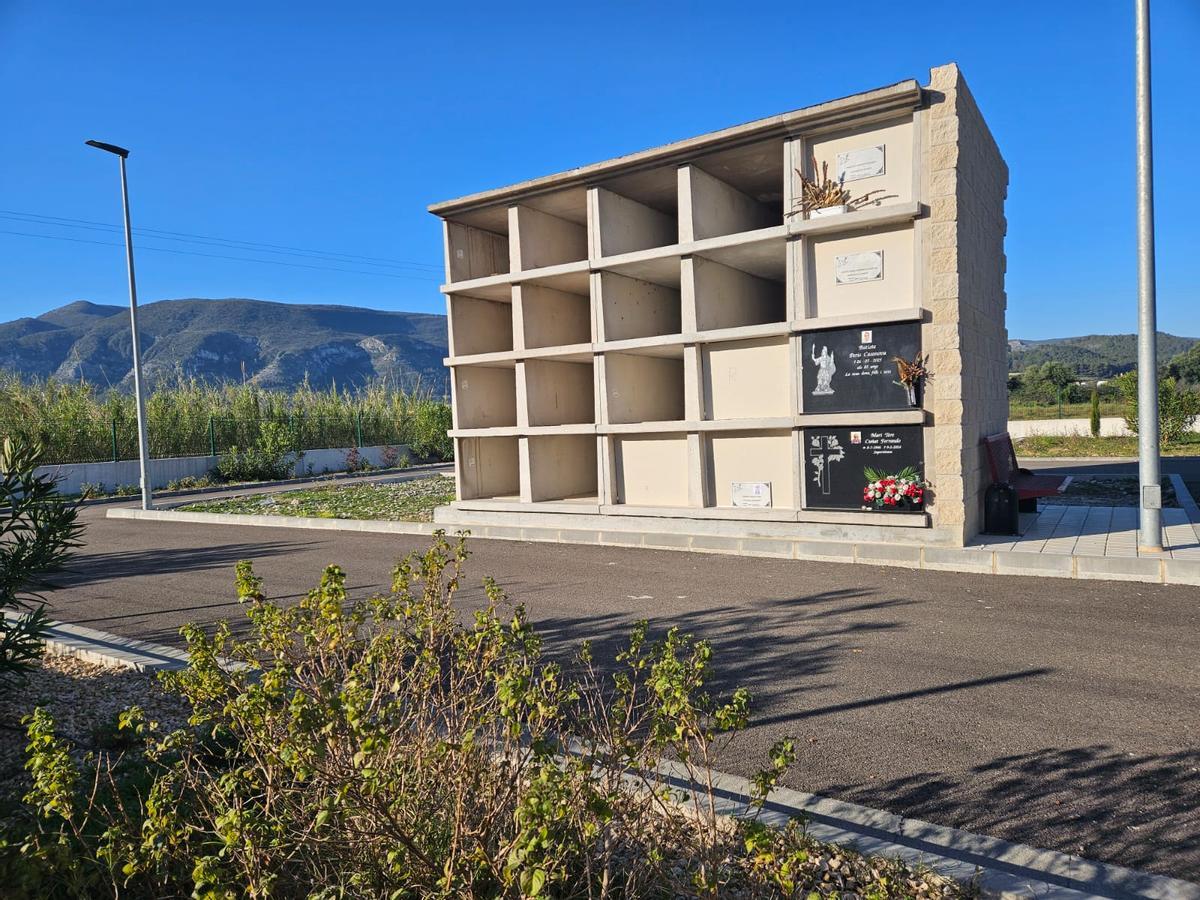 Los cinco nichos ocupados en el uevo cementerio de Benifairó de la Valldigna, en una imagen de ayer.