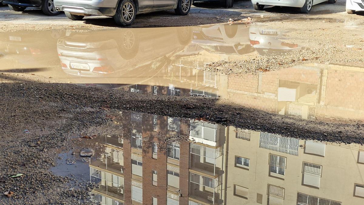 Charco de grandes dimensiones en el aparcamiento disuasorio de Juan Carlos I.