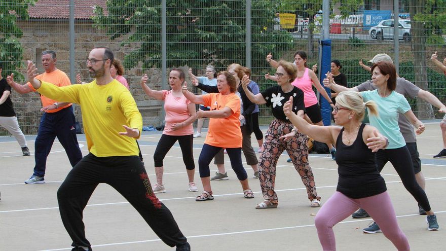 Un grupo practica taichí en el pabellón de los Remedios. | Iñaki Osorio