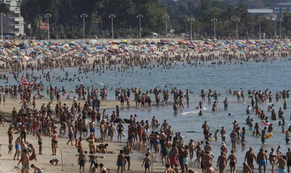 En O Vao y Samil no entra un solo alfiler: las playas de Vigo, abarrotadas