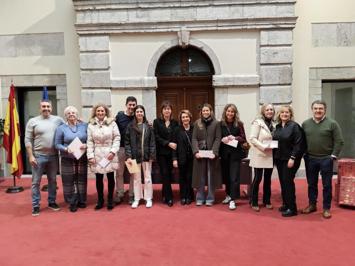 Entrega de los premios de decoración navideña de escaparates y fachadas de Llanes.
