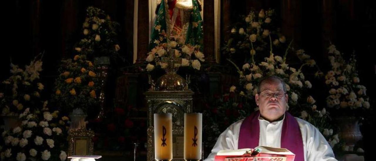 José Donsión posa en el altar mayor de O Corpiño para FARO DE VIGO en 2006. // Rafa Estévez