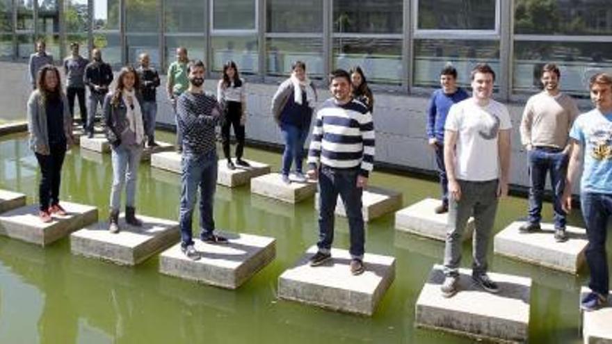 El primer equipo de estudiantes de la escuela posa en la Facultad de Económicas de Vigo.  // José Lores