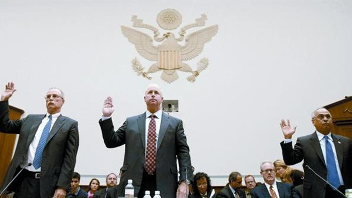 Los presidentes de las tres agencias, Stephen Joynt (Fitch), Raymond McDaniel (Moody's) y  Deven Sharma (Standard), declarando en el Capitolio en octubre del 2008.