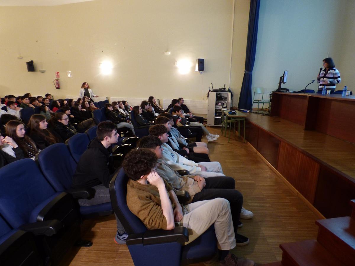 Carmen Martínez durante la ponencia en el IES Cangas del Narcea.