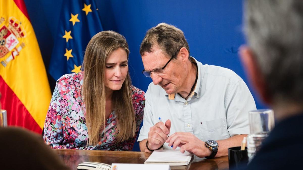 La ministra Sara Aagesen con Cristian Lesaec de la Asociación Damnificados por la dana Horta Sud.