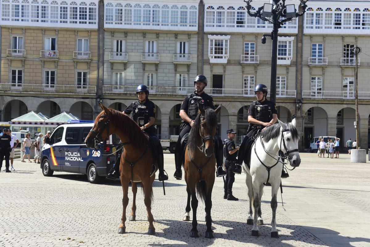 Presentación de Policías Nacionales en prácticas en la plaza de María Pita