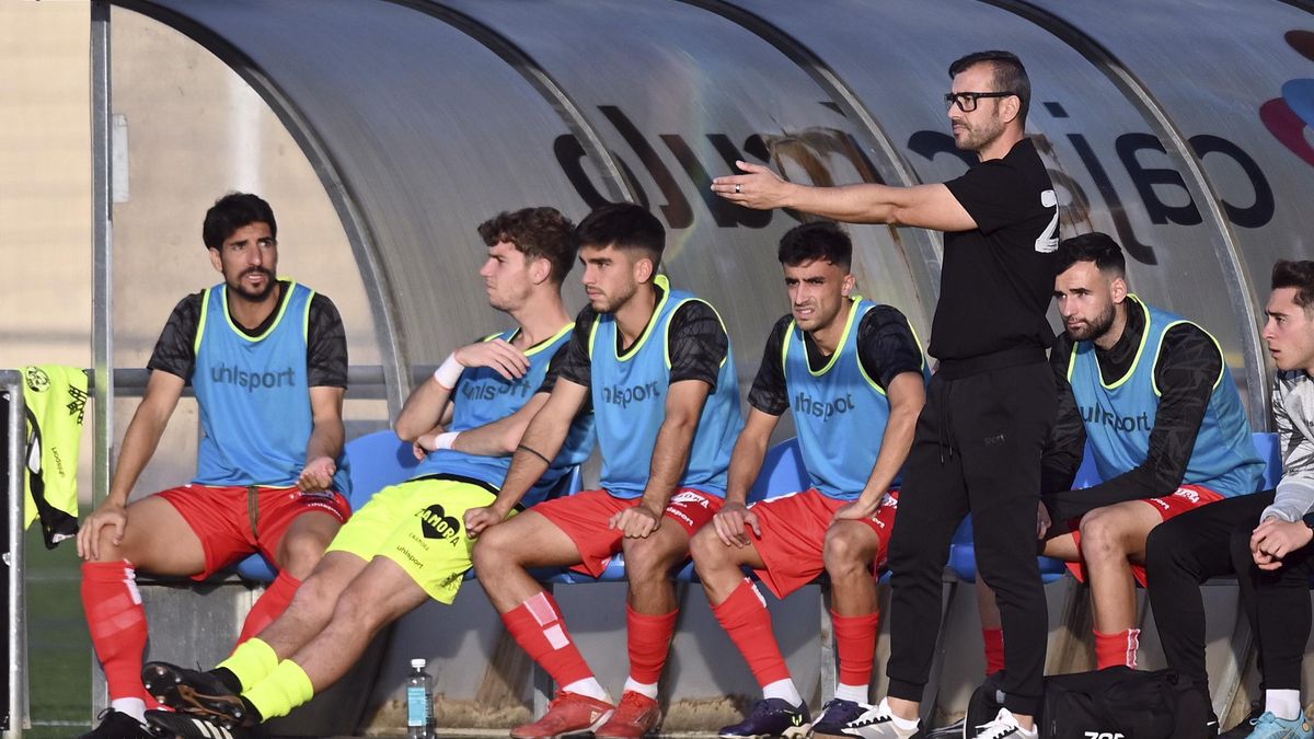 Yago Iglesias da instrucciones durante un encuentro.