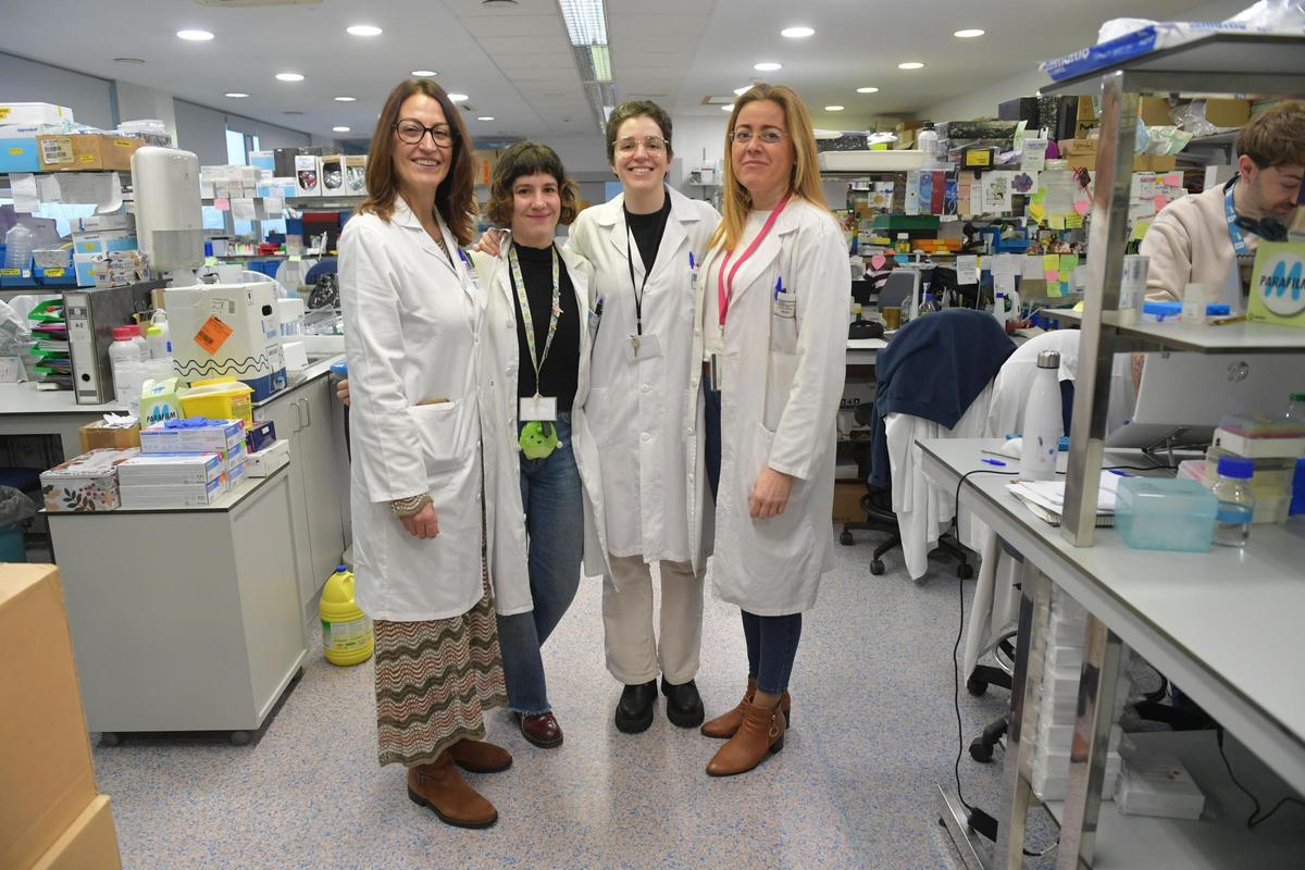 De izquierda a derecha, Mar Castellanos, Ana Copena, Andrea García y Silvia Díaz, en un laboratorio del Inibic, en A Coruña.
