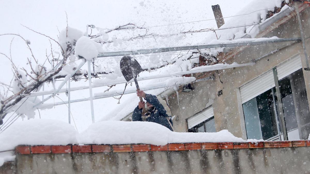 La nieve impide salir de casa en los pueblos del interior de la C. Valenciana