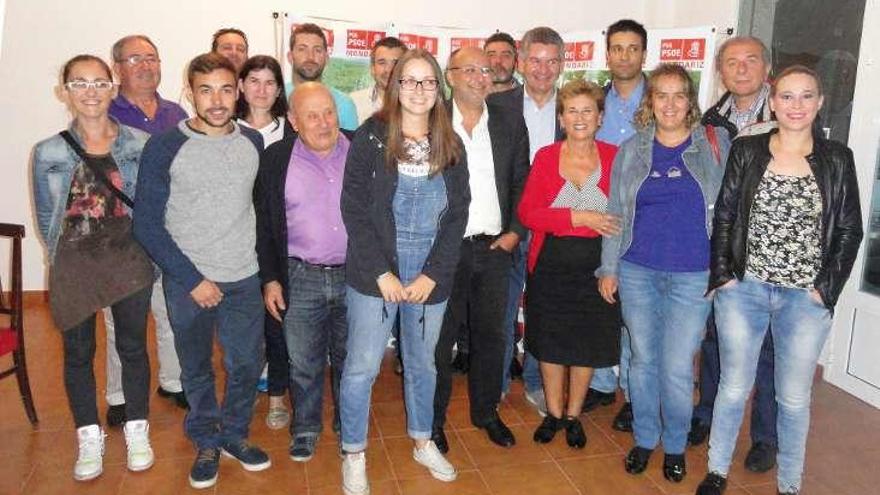 Socialistas de la comarca en su sede de Mondariz. // Faro