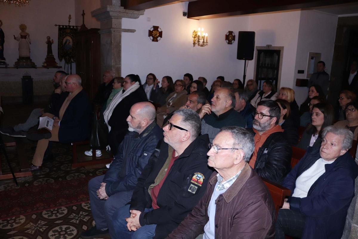 Asistentes ao acto celebrado na igrexa de Fruíme.