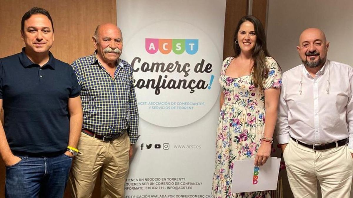 Foto de archivo de la concejala de Comercio, Sandra Fas, con la directiva de la ACST