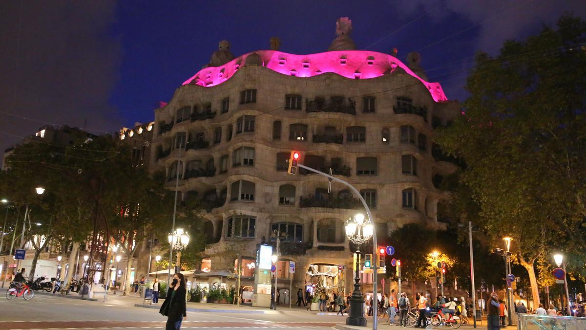 La Pedrera iluminada de rosa en el Día Internacional Contra el Cáncer de Mama