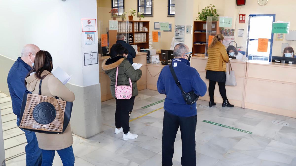 Usuarios esperan para realizar una consulta en el centro de salud del Guadalquivir.