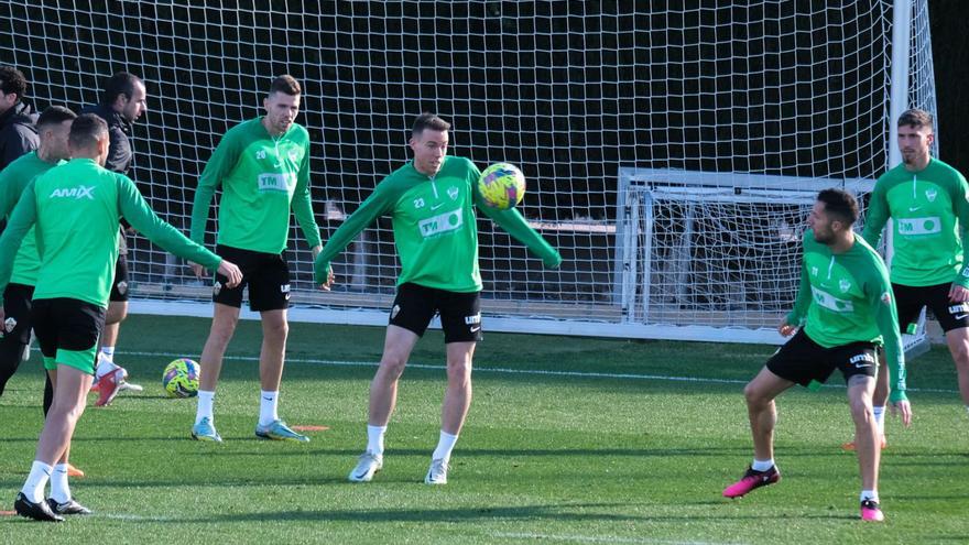 Clerc -con el balón- volvió ayer a los entrenamientos tras sufrir un problema gastrointestinal. | ÁXEL ÁLVAREZ