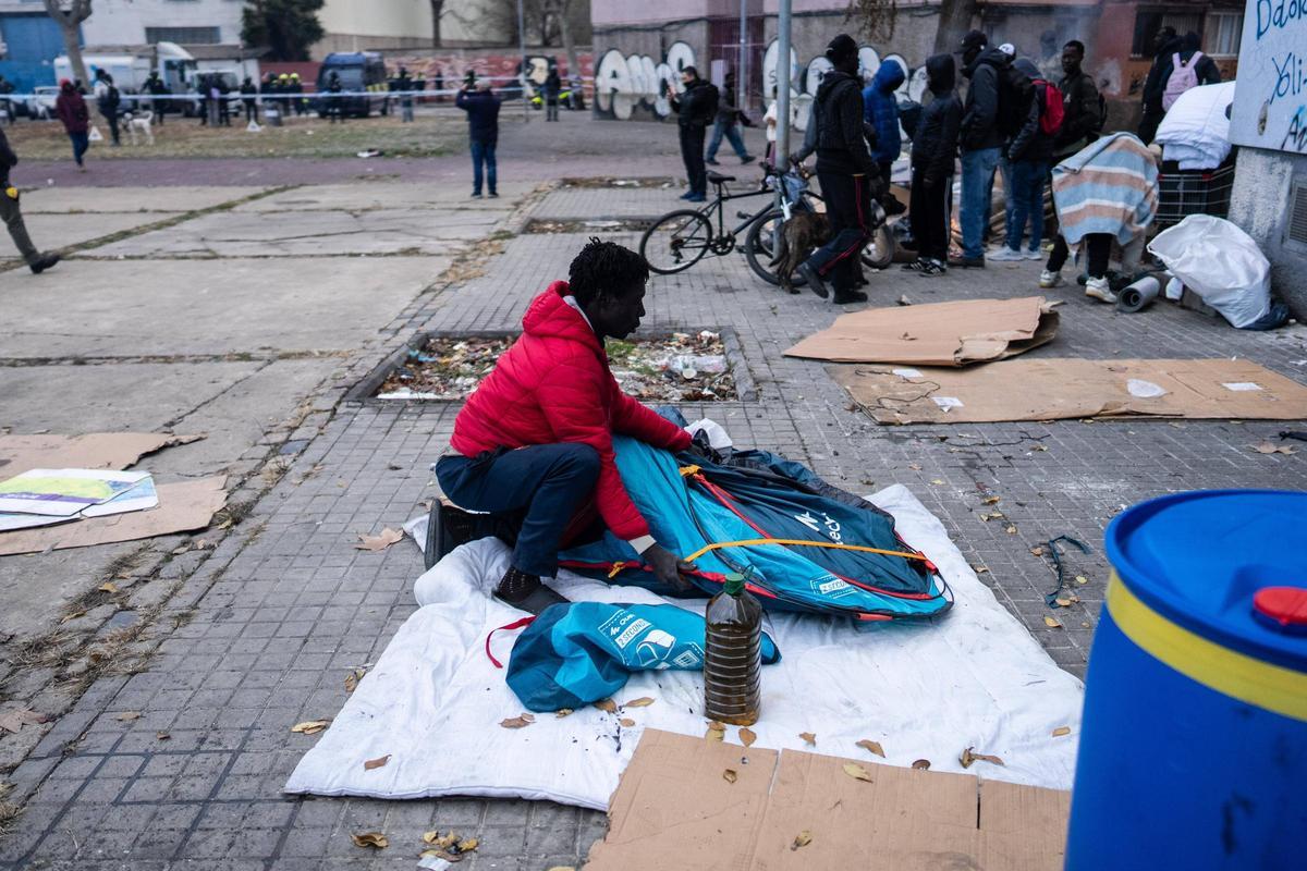 Operativo policial para desmontar la acampada de los desalojados del B9