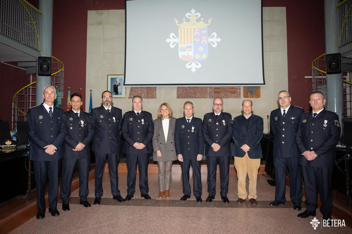 Un momento del acto. Los agentes con la alcaldesa de Bétera