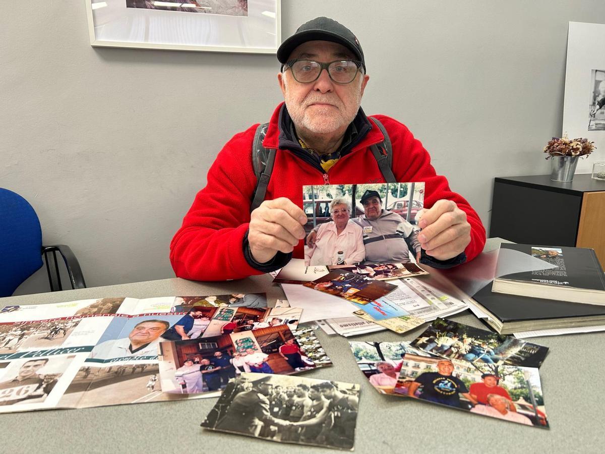 Miguel Pellicer, con una fotografía de sus padres, fundadores de la SD Correcaminos