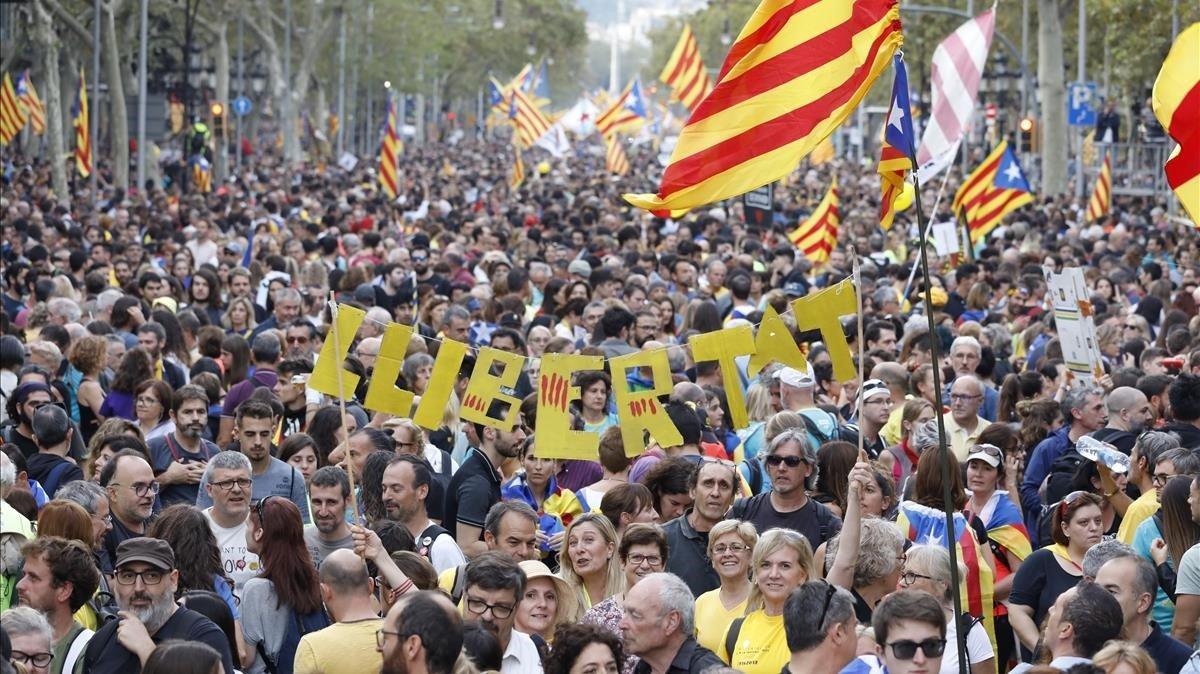 Manifestantes en passeig de Gràcia.