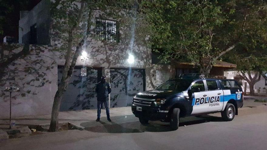 Imagen de la policía argentina delante de la vivienda de Carlos Fernández.