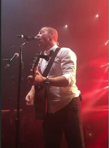 Chris Martin, actuando. // J.K.