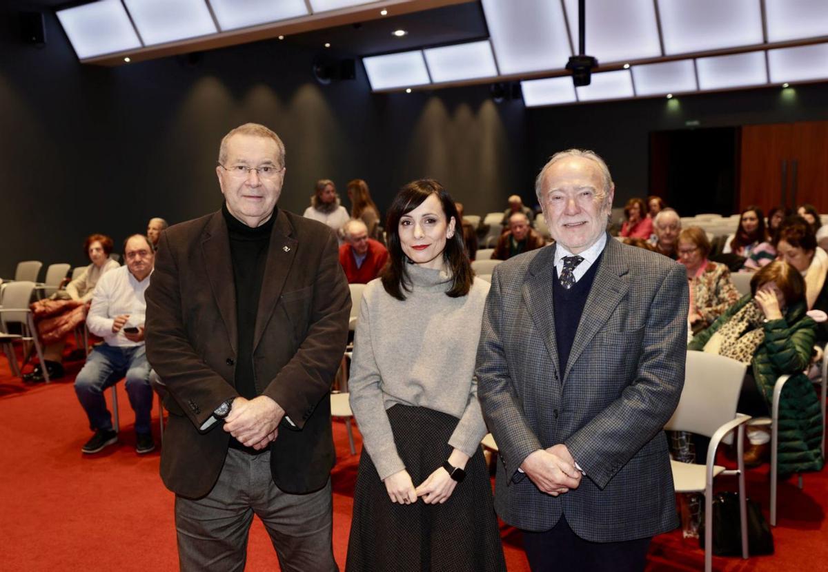 Por la izquierda, Pedro Sánchez Lazo, Eva María Pinilla y Julio Bobes, ayer, en el Club LA NUEVA ESPAÑA.  | IRMA COLLÍN