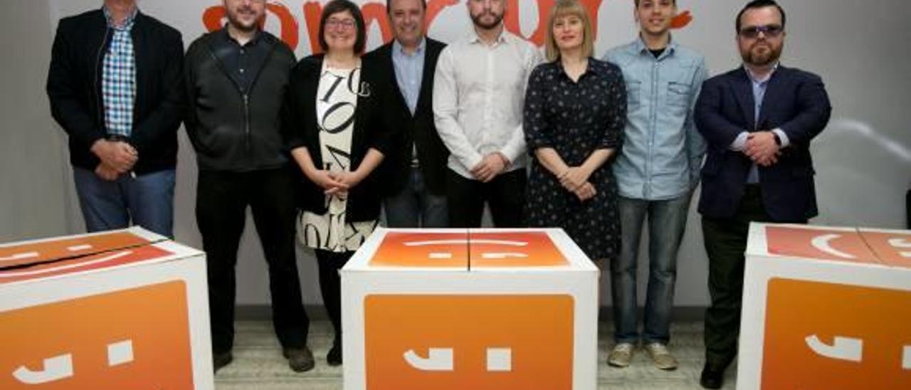 Los principales miembros de la candidatura, a excepción de Espuch, ayer en la sede de Compromís.