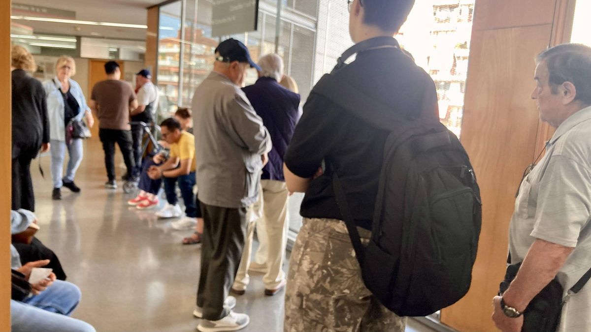 Colas de pacientes este lunes en el CAP Passeig de Maragall de Barcelona. Colas de pacientes este lunes en el CAP Passeig de Maragall de Barcelona.