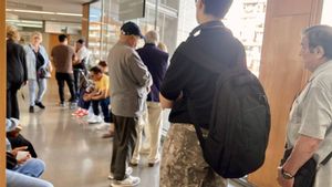 Colas de pacientes este lunes en el CAP Passeig de Maragall de Barcelona.