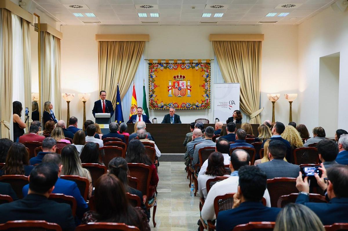 El acto de entrega de las placas a los gestores administrativos se ha celebrado en el salón de actos de la Subdelegación del Gobierno en Málaga.