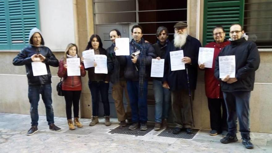 Activistas y vecinos frente al portal del que quieren desahuciar a una familia de Palma.