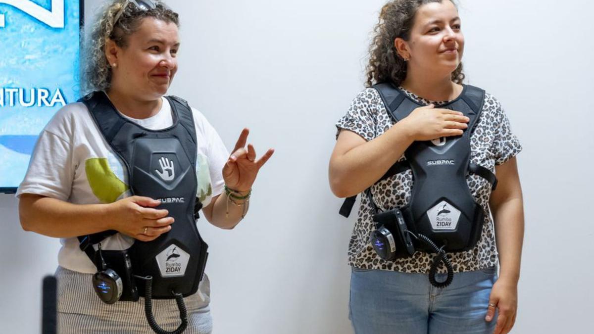 Dos usuarias con sus mochilas agradecen la iniciativa. | |