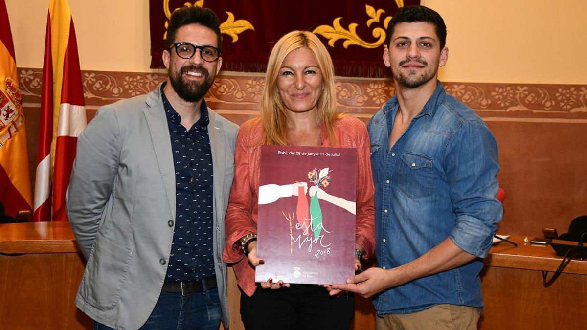 El regidor de cultura, Moisés Rodríguez, junto a la alcaldesa Ana María Martínez y Santiago Granizal, autor del cartel de la Fiesta Mayor 2018