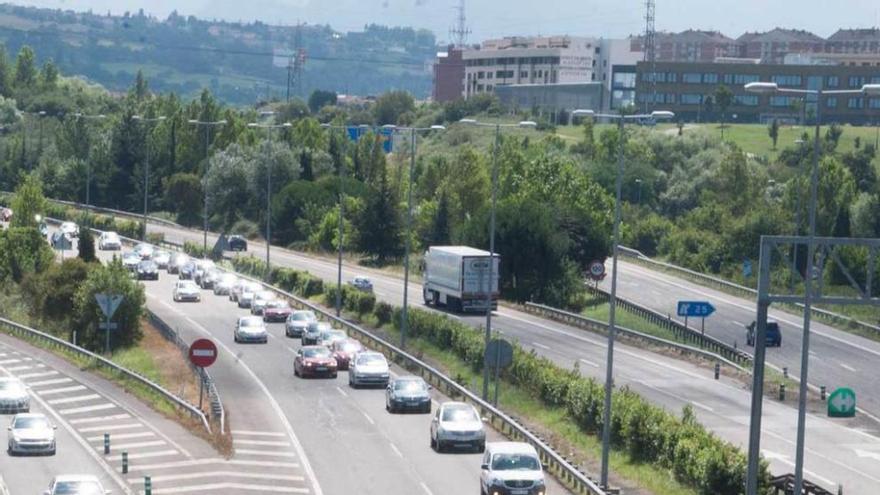 El atasco, ayer a la altura de la ronda de Oviedo.