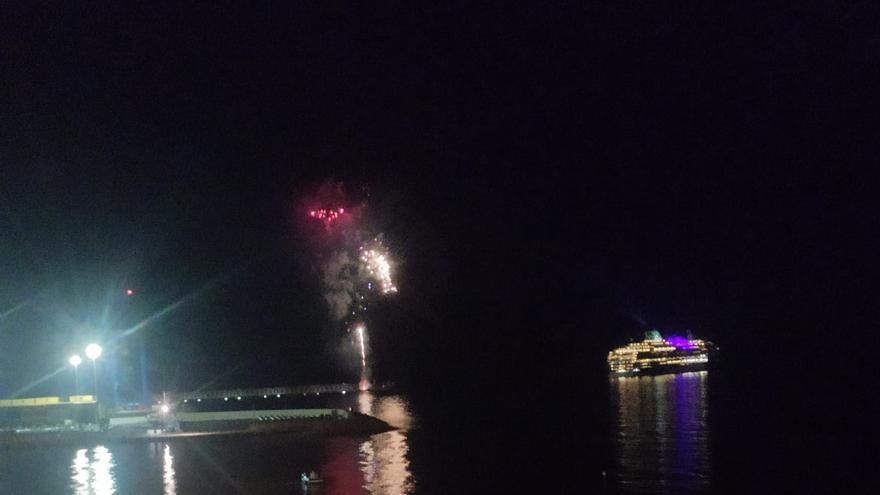 Los fuegos artificiales por el bautizo de un crucero en el Puerto indignan a los malagueños